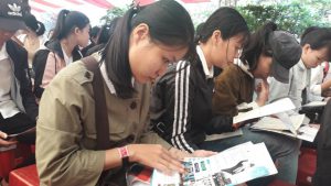Học sinh chăm chú tìm hiểu thông tin tư vấn tuyển sinh của các trường CĐ, ĐH - Ảnh: TRẦN HUỲNH