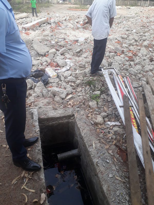 Hiện trường hầm phốt vệ sinh của Trường Mầm non Vĩnh Thái đã đập phá để lại một hố sâu có nước, không che đậy, không biển báo dẫn đến cháu T rơi xuống tử vong (Ảnh: Cái Văn Long).