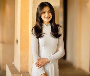 Bức hình diện áo dài trắng của Thu Giang nhận được vô số lời khen, phần lớn cho rằng cô mang những nét đẹp rất Việt Nam như mái tóc đen dài, gương mặt tròn, đôi mắt to, cằm chẻ, và đặc biệt là nụ cươi tươi thiện cảm.