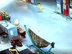 Võng nơi người đàn ông nằm ngủ rất gần hiện trường vụ án. Ảnh: P.NAM