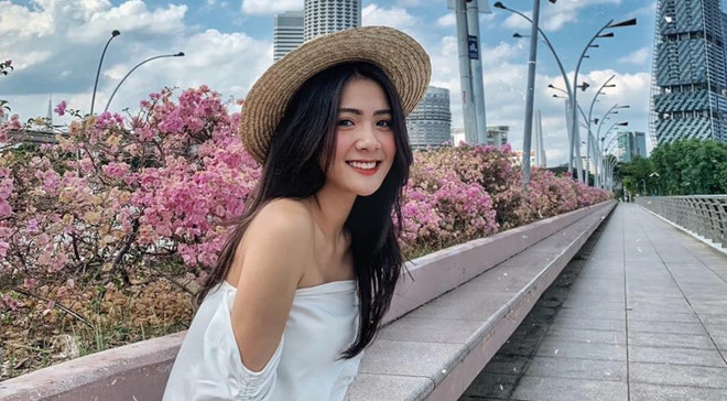 Dương Thu Giang (sinh năm 2000) hiện sinh sống tại Bắc Ninh. Cô được mệnh danh là "thiên thần áo dài" vì bức hình mặc áo dài trắng dịu dàng và đằm thắm. Instagram của cô bạn thu hút hơn 170.000 người theo dõi.