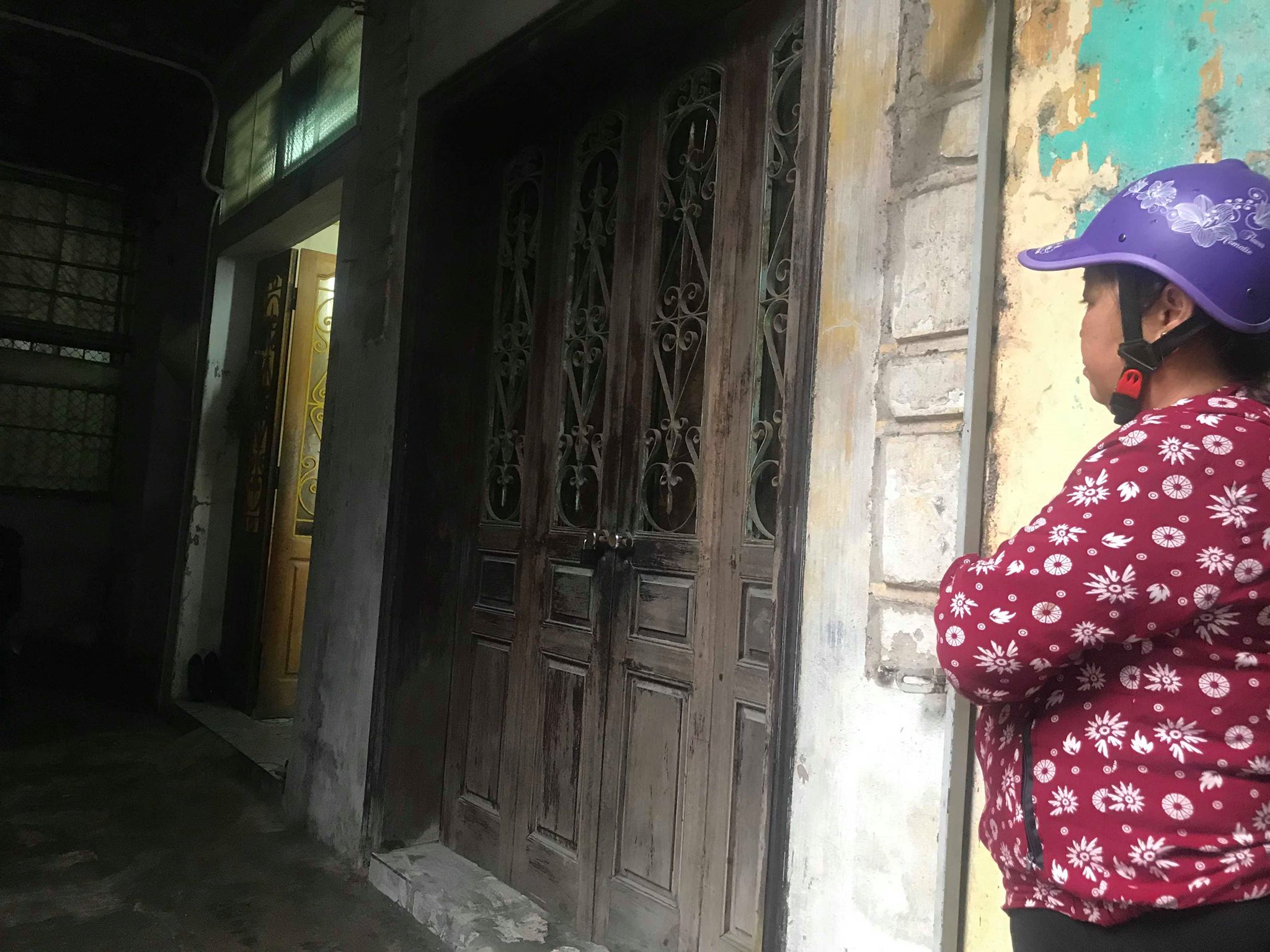 Nhiều người thân của gia đình ông Được vẫn chưa hết hoảng sợ, bất ngờ trước sự manh động của hung thủ. (Trong ảnh căn nhà mở cửa là nhà của ông Được, căn nhà bên phải khoá cửa là nhà nghi phạm Ba thuê sống).