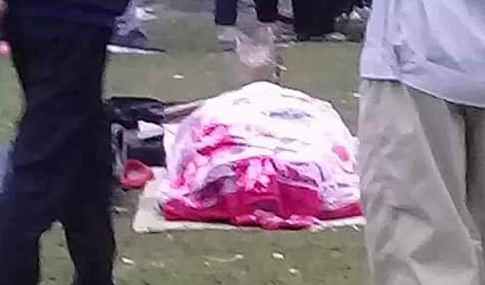 Thi thể nữ sinh được đưa từ dưới hồ Cao Thắng lên bờ