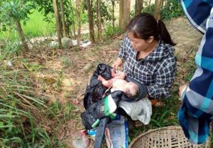Bé gái đang còn nguyên dây rốn được người dân phát hiện khi bỏ rơi trên cánh đồng