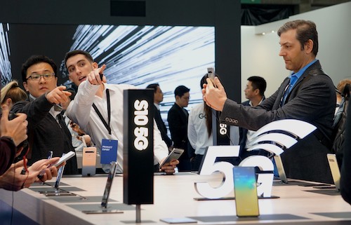 Người dùng tìm hiểu thiết bị sử dụng mạng 5G tại Hội nghị di động thế giới MWC 2019. Ảnh: Viễn Thông