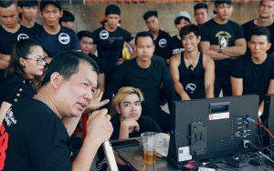 Đạo diễn Lương Đình Dũng (cầm mi-crô) trên phim trường.