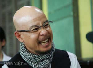 Ông Đặng Lê Nguyên Vũ "hồ hởi" khi nhận kết quả phán quyết (Ảnh: Hải An)