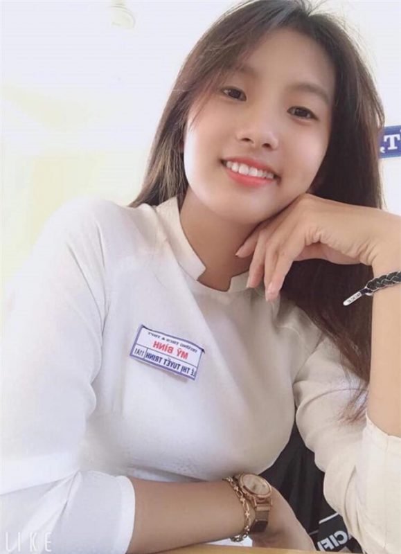 Lê Thị Tuyết Trinh đang học lớp 11 (tại Long An) được nhiều người biết đến trên Facebook nhờ bức hình chụp lén, sau đó đăng tải trên trang mạng dành cho học sinh.