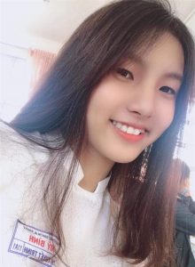 "Em không ngờ từ bức hình chụp lén nhưng được nhiều người quan tâm và kết bạn như vậy", nữ sinh chia sẻ.
