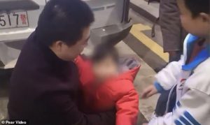 Vào tháng 2 vừa qua, cô Wang kiểm tra điện thoại của chồng và phát hiện tin nhắn trao đổi giữa chồng cô và những kẻ mua con gái của họ hiện lên màn hình điện thoại. Cô đã gặp mẹ chồng và được thông báo rằng bé gái bị đưa khỏi nhà bà cách đây vài tuần. Cô Wang ngay lập thông báo sự việc cho cảnh sát địa phương, sau khi chồng cô đột nhiên mất tích. Cảnh sát đã tiến hành điều tra và phát hiện Jiang tại một khách sạn ở Quý Dương vào cuối tháng 2.