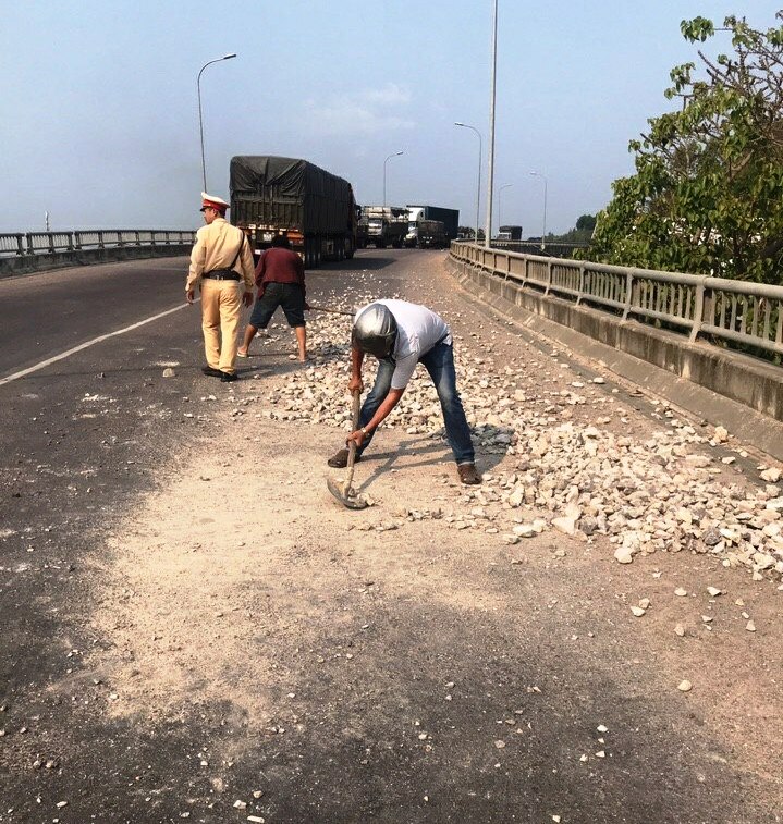 Ngoài dọn dẹp đá, CSGT Bình Định cũng đang truy tìm phương tiện gây ra vụ việc trên.