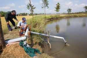 Người dân ấp 5 dùng nước bơm từ ao làng để sử dụng. Báo Long An