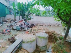 Rãnh thoát nước giữa nhà anh Xiêm và thầy Tình - nơi xảy ra vụ việc.