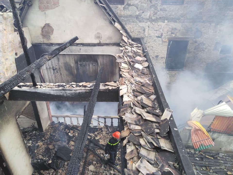 Hiện trường tan hoang sau đám cháy ở phố núi.