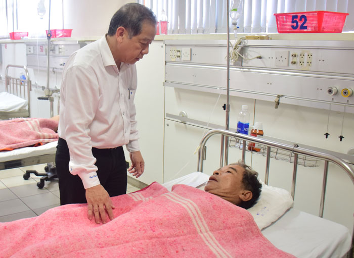 Chủ tịch UBND tỉnh Thừa Thiên - Huế Phan Ngọc Thọ thăm hỏi, động viên ông Hoàng Trọng Niệm. Ảnh: Ngọc Minh.