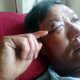 Ông Võ Văn Lẹ - một nạn nhân khác đang được cấp cứu tại bệnh viện do bị "cát tặc" đánh trọng thương ở mắt.