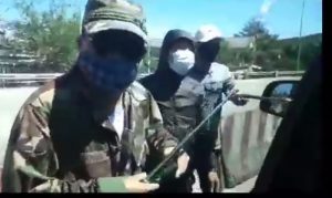 Hình ảnh nhóm côn đồ bịt mặt tấn công, đập phá một xe ô tô tại Trạm thu phí Bắc Hải Vân.