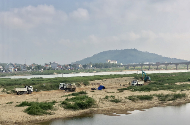 Một điểm mỏ khai thác cát trên sông Trà Khúc, đoạn đi qua TP.Quảng Ngãi