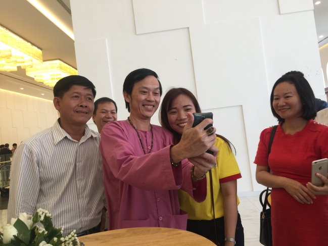 Danh hài - NSƯT Hoài Linh cùng các nghệ sĩ gốc Quảng đến dự buổi họp mặt đồng hương tại TP.HCM