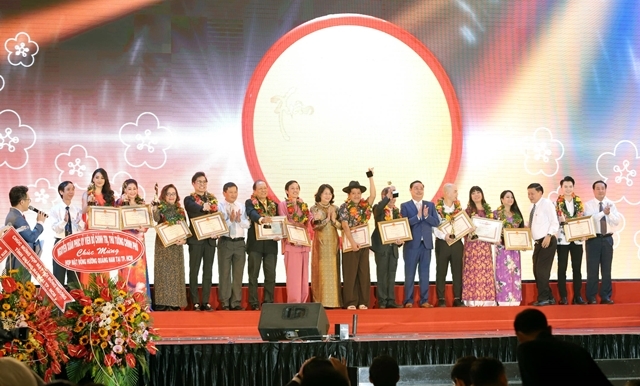 Các nghệ sĩ xứ Quảng và người đại diện (NSƯT Thanh Lam, ca sĩ Đàm Vĩnh Hưng vắng mặt) nhận khen thưởng của tỉnh Quảng Nam