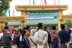 Trước khi đưa con em mình đi xét nghiệm sán lợn, phụ huynh của Trường Mầm non Thanh Khương từng bắt tận tay bếp ăn của trường có thực phẩm không đảm bảo vệ sinh.