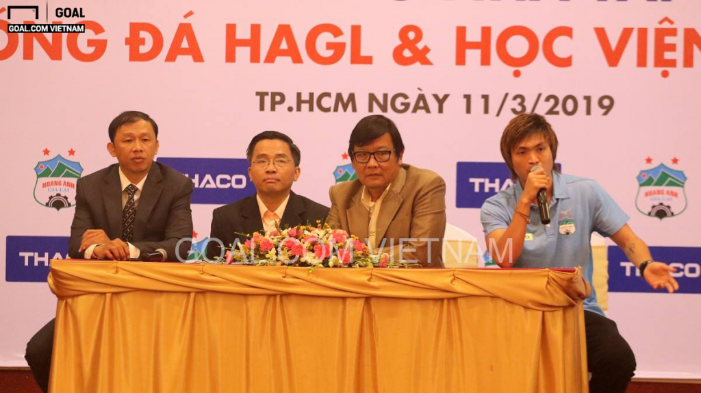 Với nền tảng thể chất kém cùng việc liên tục "làm bạn" với giường bệnh, anh không còn được triệu tập lên ĐT Việt Nam và gặp khó khăn trong việc thi đấu chuyên nghiệp. Trước khi bước vào mùa giải V.League 2019, anh đã hứa với bố sẽ giải nghệ nếu tiếp tục chấn thương nặng. Với Tuấn Anh lúc này, chỉ cần chơi bóng đã là điều may mắn và giấc mơ khoác áo ĐTQG thêm một lần nữa là còn khá xa vời. "Tôi chưa nghĩ đến việc trở lại ĐTQG," anh trả lời trong buổi họp báo ra mắt nhà tài trợ mới của HAGL ngày 11.3. "Hiện tại, chơi bóng với tôi đã là một niềm vui".