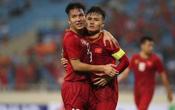 Quang Hải ấn định chiến thắng 6-0 cho Việt Nam bằng pha đá phạt đền thành công. Ảnh: Lâm Thỏa.