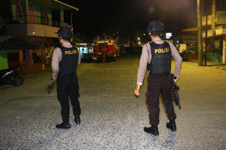 Cảnh sát Indonesia bao vây ngôi nhà của chiến binh IS Husain đêm 12.3.