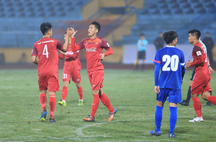 U23 Việt Nam (áo đỏ) trong chiến thắng áp đảo U23 Đài Bắc Trung Hoa 6-1