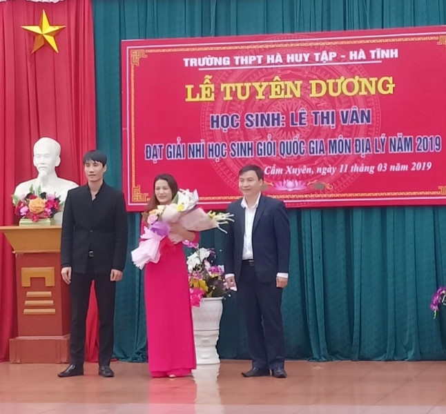 Lãnh đạo Sở GD&ĐT tặng hoa chúc mừng cô Trần Thị Thu Hà, giáo viên dạy Địa Lý. 