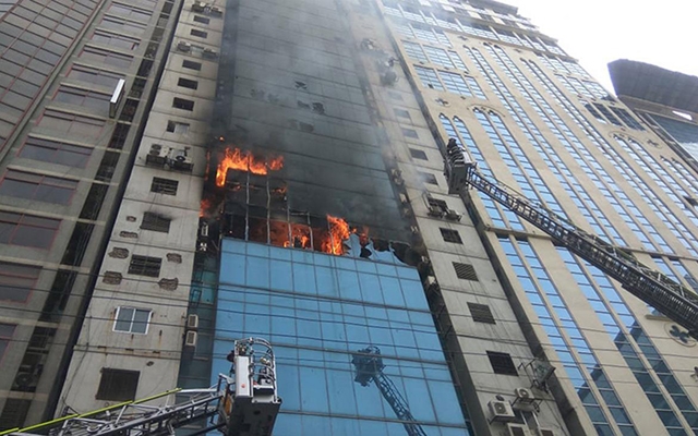 Vụ cháy tại tòa nhà thương mại 22 tầng ở thủ đô Đắc-ca. Ảnh TDS