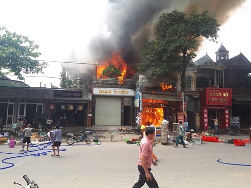 Ngọn lửa bùng cháy tại cửa hàng ô tô Tuấn Yến, ngay sau đó đám cháy lan sang 2 nhà bên cạnh.
