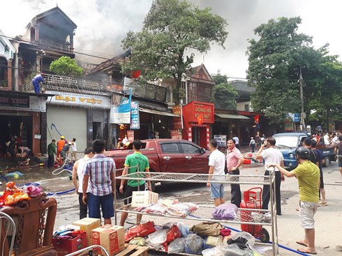 Người dân sơ tán đồ ra khỏi khu vực cháy.