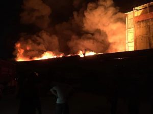 Hình ảnh đám cháy bùng lên dữ dội lúc 22h20. Ảnh: T.S/Lao động