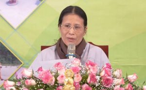 Bà Phạm Thị Yến trong buổi giảng pháp tại chùa Ba Vàng