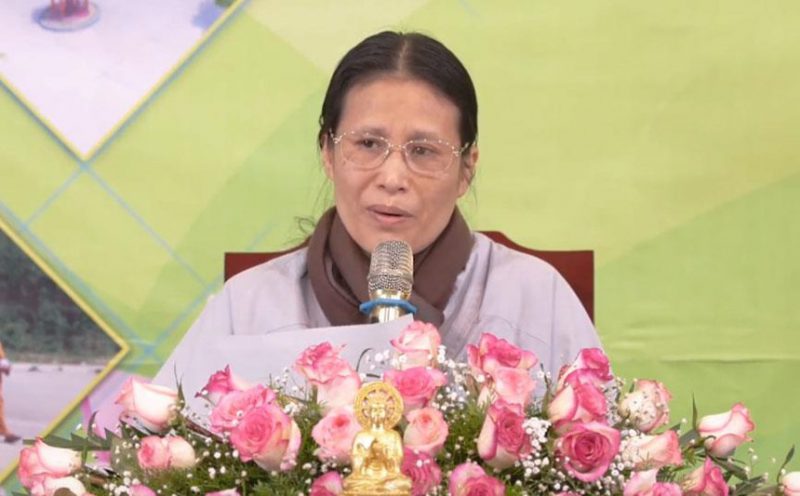 Bà Phạm Thị Yến trong buổi giảng pháp tại chùa Ba Vàng