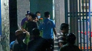 Lực lượng chức năng tại hiện trường ở ấp 3 xã Xuân Thới Thượng, huyện Hóc Môn - Ảnh: NGỌC KHẢI