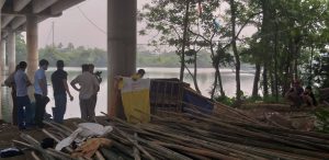 Lực lượng chức năng đến hiện trường tiến hành khám nghiệm tử thi.