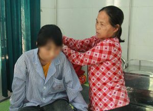 Bà nội đang chăm H.Y tại bệnh viện