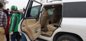 Linh đập vỡ kính chiếc xe ô tô Lexus và lấy đi nhiều tài sản giá trị.