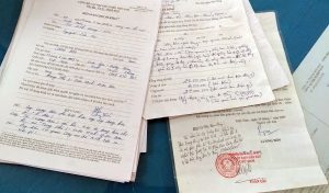 Tài liệu liên quan đến vụ án. Ảnh: NP