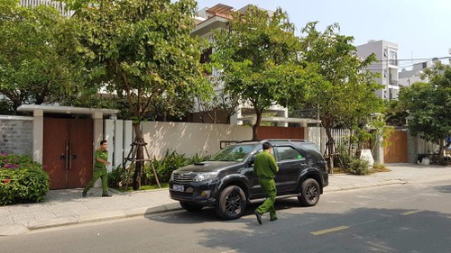 Cảnh sát đến nhà ông Nguyễn Ngọc Tuấn. Ảnh: Giáp Hồ.