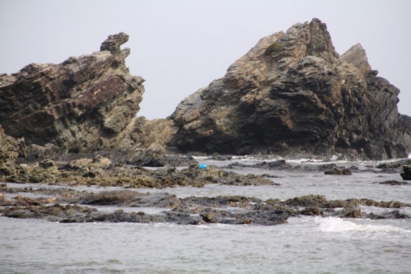Ghềnh đá Bàn Than có hai khối đá Ông Đụn, Bà Che nằm ngay sát biển, tạo dáng độc đáo và kỳ thú, khối đá to và được xếp chồng lên nhau với khoảng trống ở giữa. Nơi đây được xe là Lý Sơn của Quảng Nam 