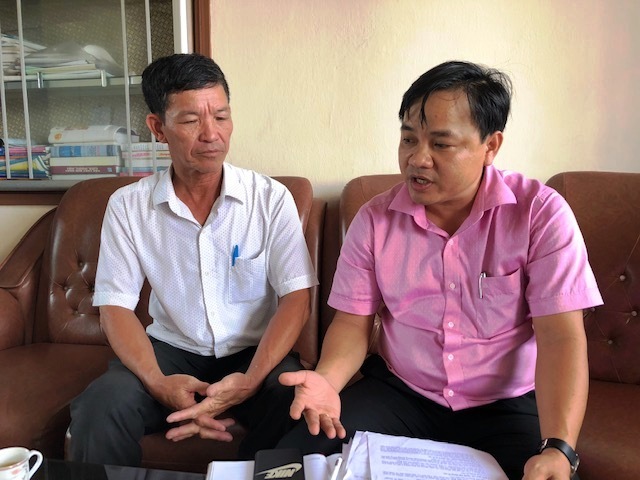 Ông Thanh, Chủ tịch xã Vĩnh Thái rời bàn nhậu lên trụ sở UBND xã làm việc với phóng viên (Ảnh: Quang Tám).