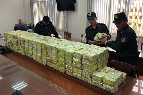 Cơ quan chức năng đang kiểm đếm. Ảnh: Q.T