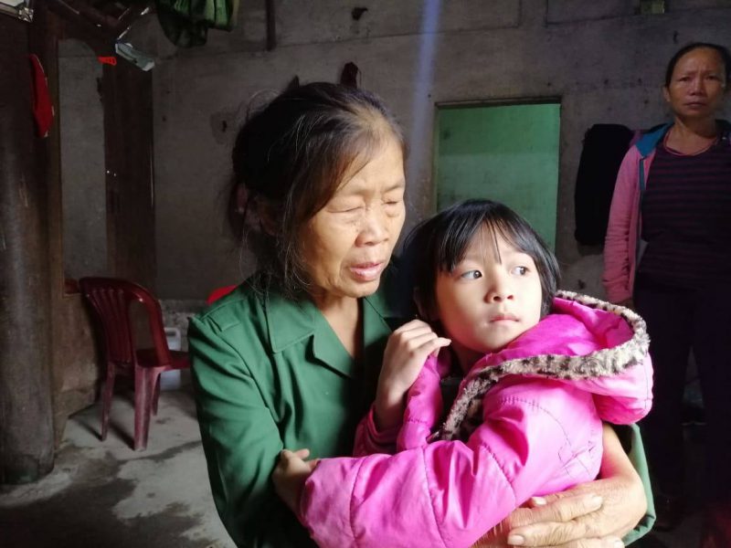 Mẹ chồng và con gái chị Nguyễn Thị Thu xót xa trước tai nạn của con dâu
