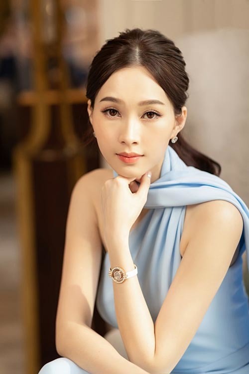 Mới đây, trang TC Candler Asia đã công bố 100 gương mặt đẹp nhất châu Á trong đó đáng chú ý là sự xuất hiện của 2 mỹ nhân Việt Nam là Hoa hậu Đặng Thu Thảo và Ngọc Trinh. Hoa hậu Việt Nam 2012 được xếp ở vị trí 77 trên bảng xếp hạng.