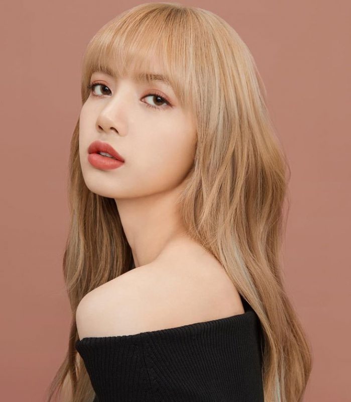 Lisa - thành viên nhóm nhạc Black Pink - dẫn đầu bảng xếp hạng. Cô sinh năm 1997, quốc tịch Thái Lan và hiện hoạt động ở Hàn Quốc trong công ty giải trí YG Entertainment. Sở hữu nhan sắc lai ấn tượng nên việc đứng đầu bảng xếp hạng của Lisa cũng không khiến khán giả quá bất ngờ.