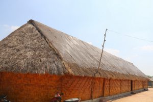 Mái lá mới lợp nhưng đã xuống cấp, thấm dột