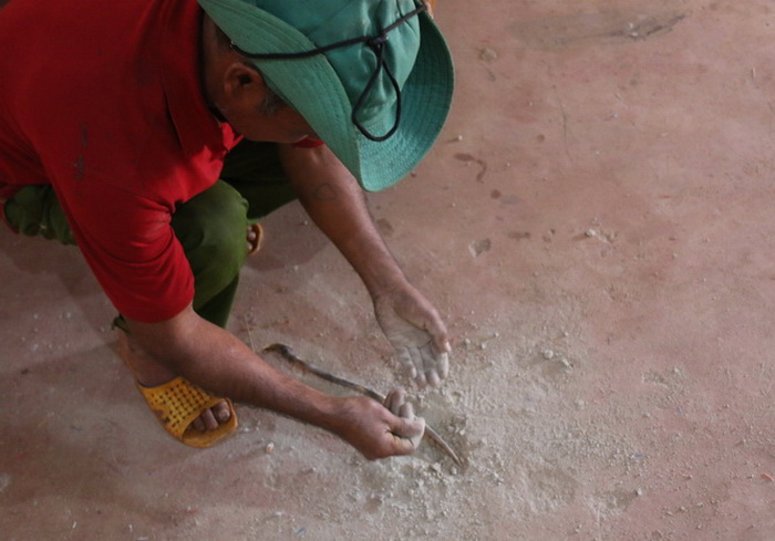 Mặt nền nhà đã bị bông trốc lên khá nhiều